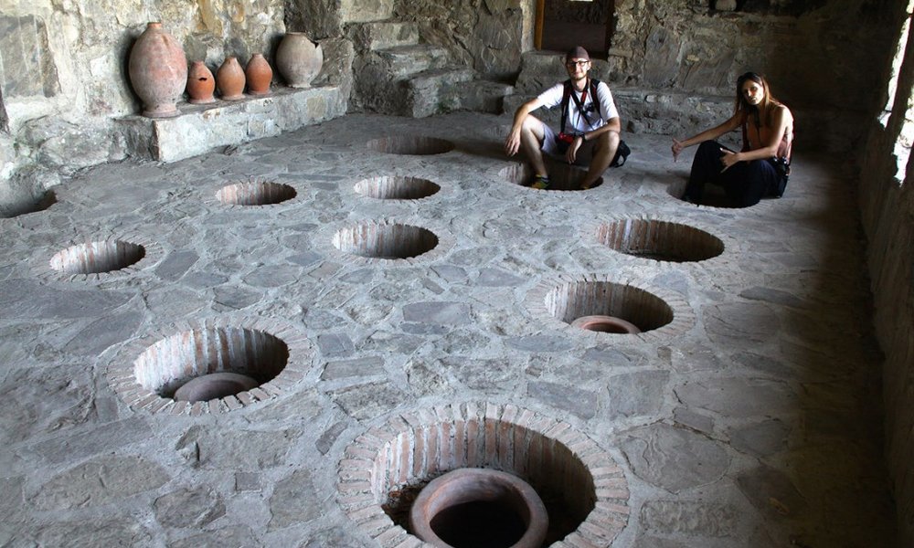 Gruzinske vinske kleti sredi samostana