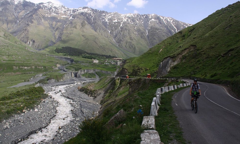 S kolesom proti ruski meji, Kazbegi