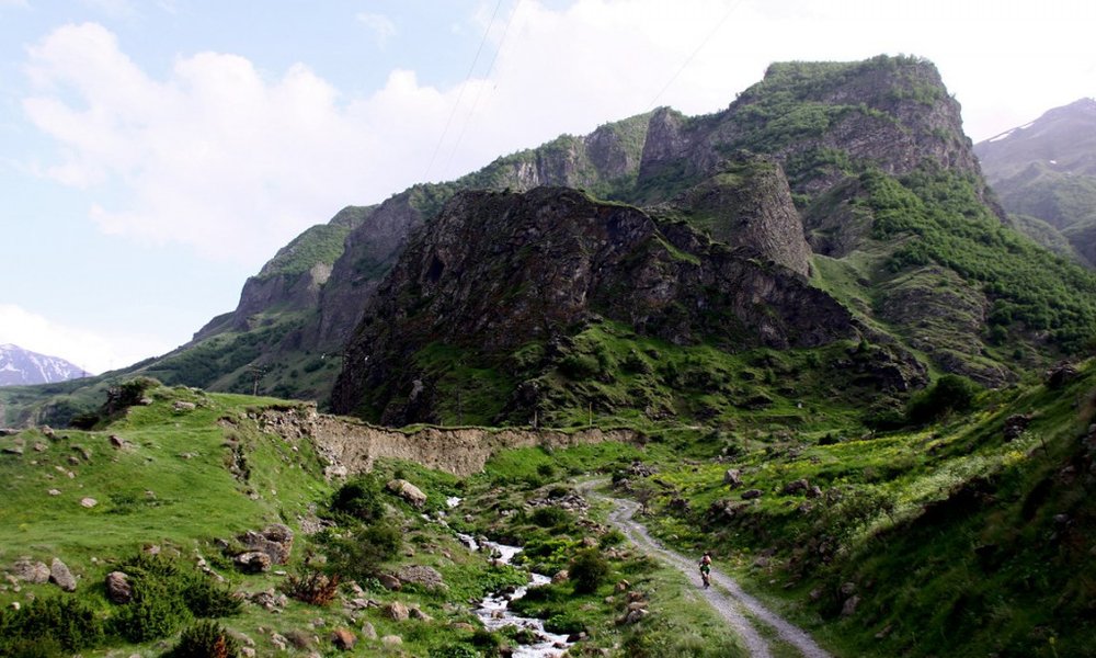 S kolesom po divji poti proti slapu