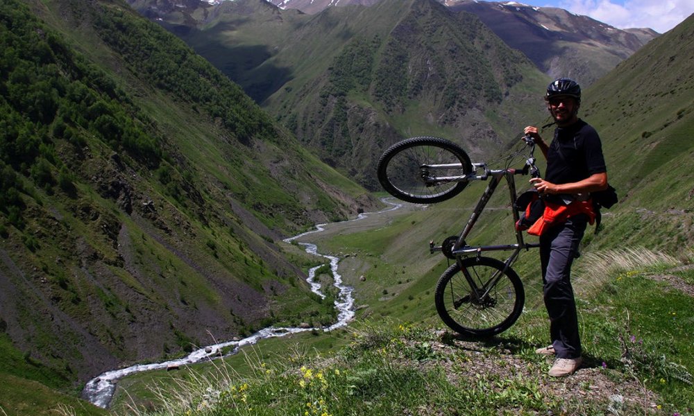 Po dolini okoli Kazbegija