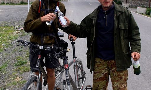 Prijazni lokalci, ki ti vedno ponudijo kar steklenico vodke...