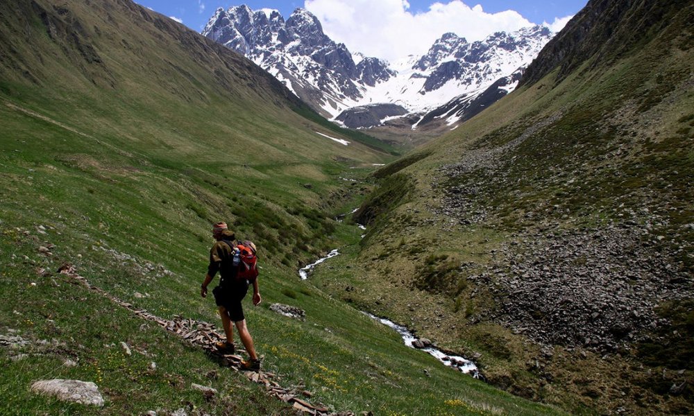 Kratek sprehod do vznožja gora, okolica Kazbegija