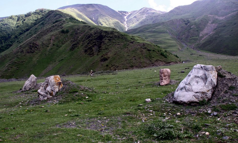 Izklesane skale in muzej umetnosti na prostem