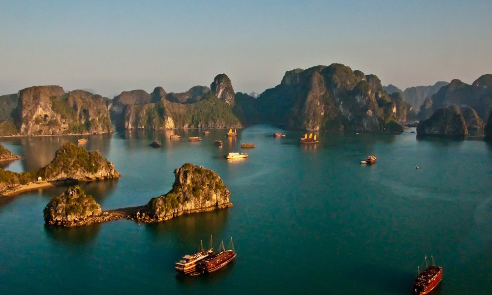 Zaliv Halong in apnenčasti otočki