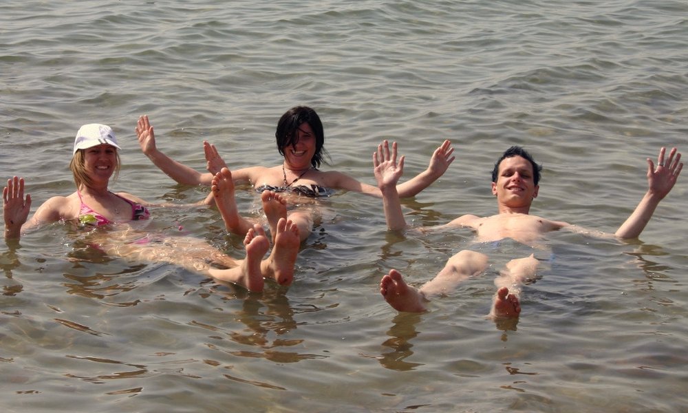 Namakanje oziroma lebdenje v Mrtvem morju, na najnižji točki planeta