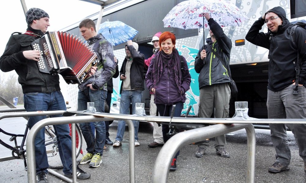 Prehod na Šluk bus, z obveznim harmonikarjem