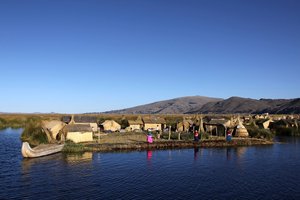 Peru: plavajoči otoki Uros, kjer prespimo in zafeštamo