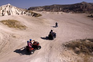 Turčija: s quadbajki po dolinah Kapadokije okoli Goremeja