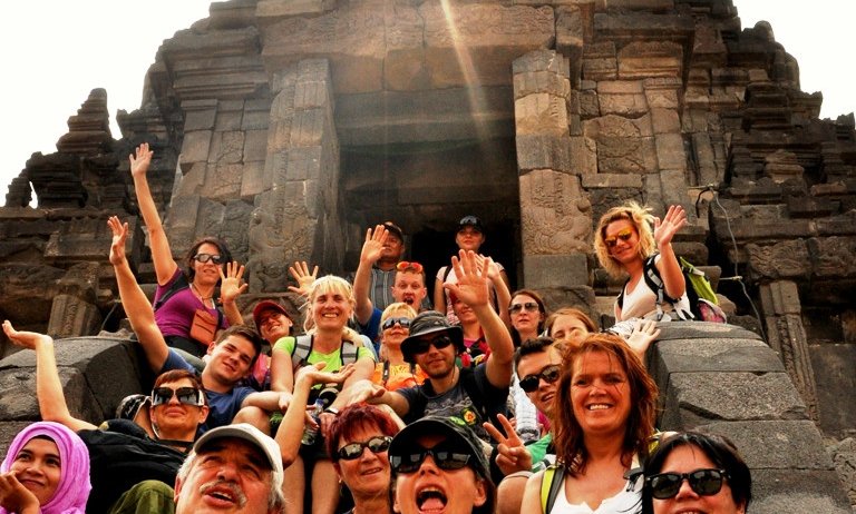 Vesela druščina pod Prambananom, Java