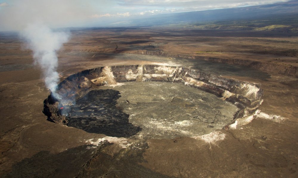 Pogled s helikopterjem na vedno drugače aktivni vulkan na Big Islandu