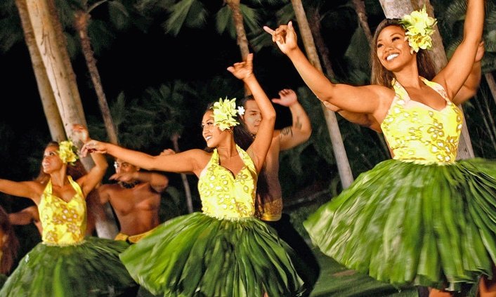 Hula plesalke si ogledamo na luau- tradicionalni  havajski večerji