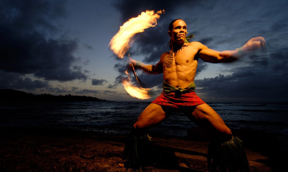 Ples z ognjem, prizor s tipičnega havajskega večera