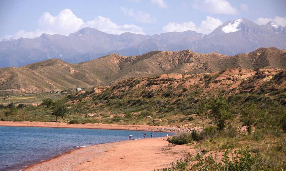 Slano jezero Issyk Kul, kjer se poleti vsi kopajo