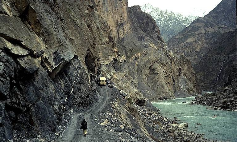 Pristop do baznega tabora pri jezerih Alaudin, v Fanskih gorah