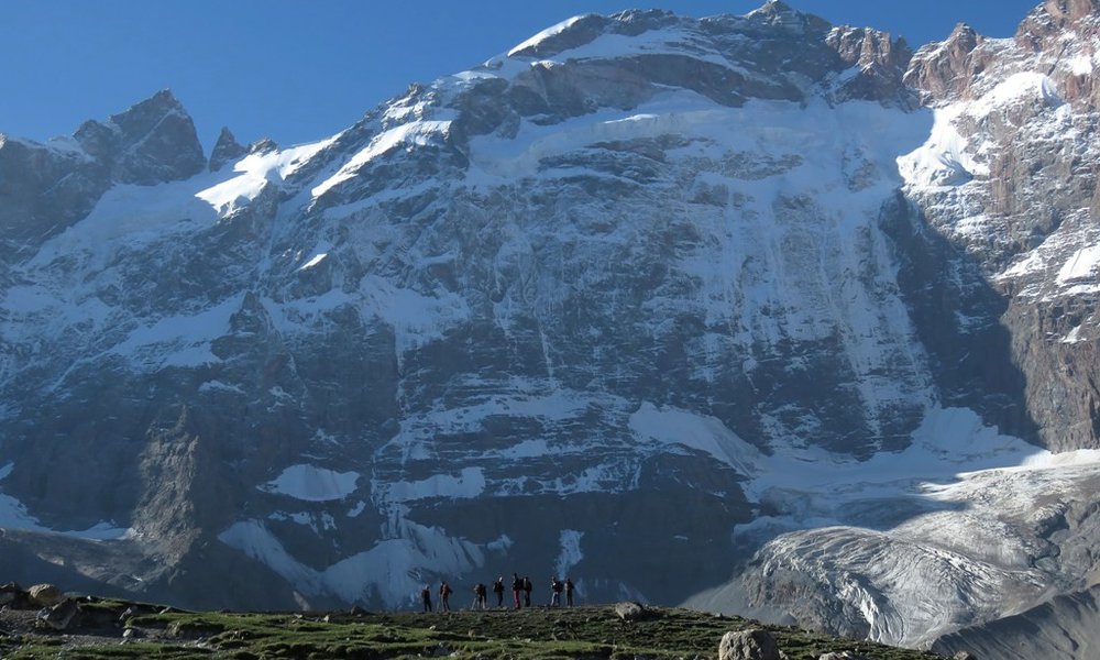 Pod najvišjim vrhom naokoli, Fanske gore