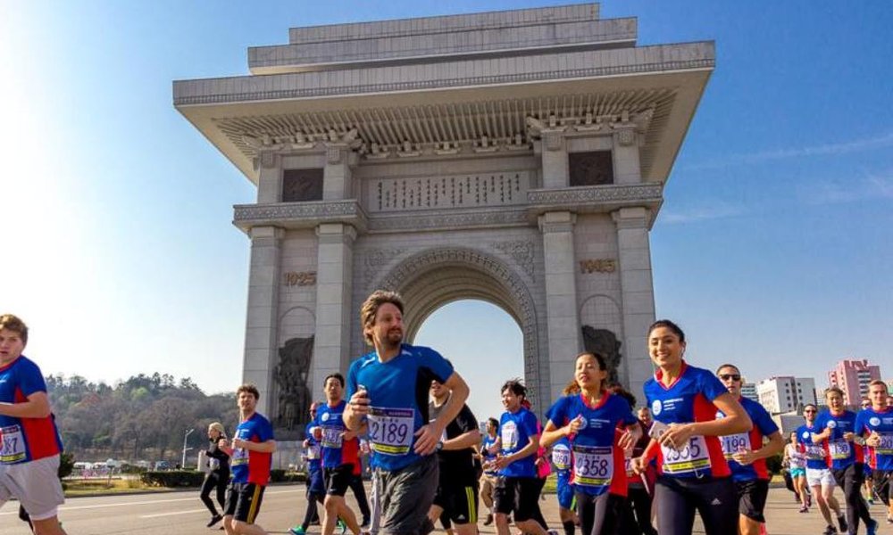 Šapci in naš vodnik Niks na maratonu