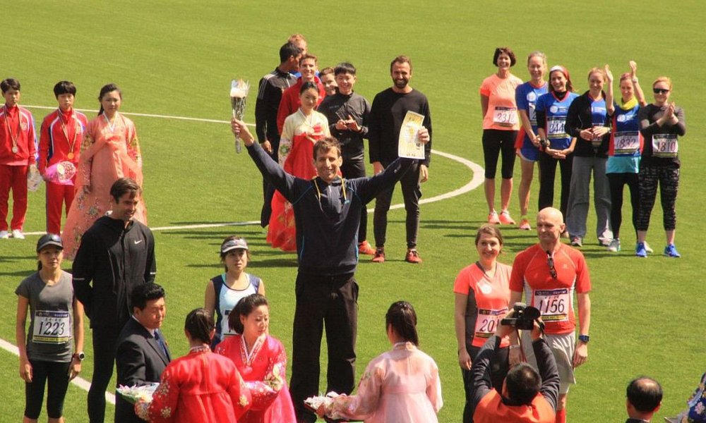 Zmagovalec maratona 2017, naš potnik Aleš Debeljak, ki je pred 50.000 gledalci prejel priznanje