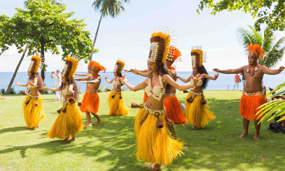 Hula plesalke si ogledamo na luau- tradicionalni  havajski večerji