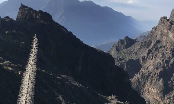Nacionalni park La Caldera de Taburiente in aktivni vulkan v ozadju